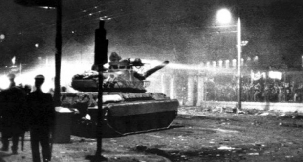  το τανκ πριν εισβάλλει στο Πολυτεχνείο το βράδυ της 17ης Νοέμβρη 