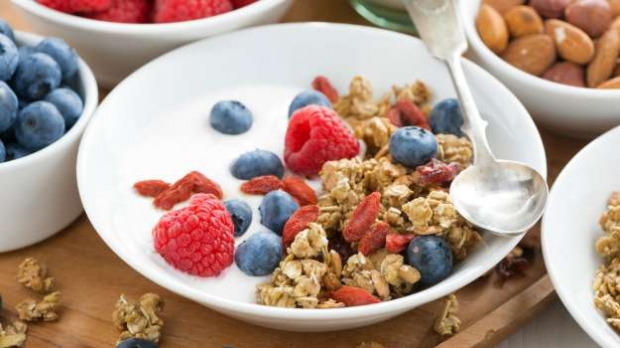 ένα σωστό πρωινό θα βοηθήσει στη ρύθμιση της επιθυμίας για γλυκό