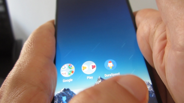 χέρια και οθόνη