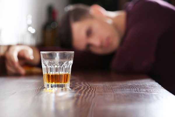  το αλκοόλ πριν τον ύπνο μπορεί αντί να σας χαλαρώσει να σας ξυπνήσει ή να οδηγήσει σε διακοπτόμενο ύπνο 