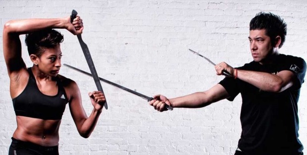 ορισμένες πολεμικές τέχνες χρησιμοποιούν και διάφορα όπλα όπως για παράδειγμα κοντάρια, σίδερα, μαχαίρια κλπ.