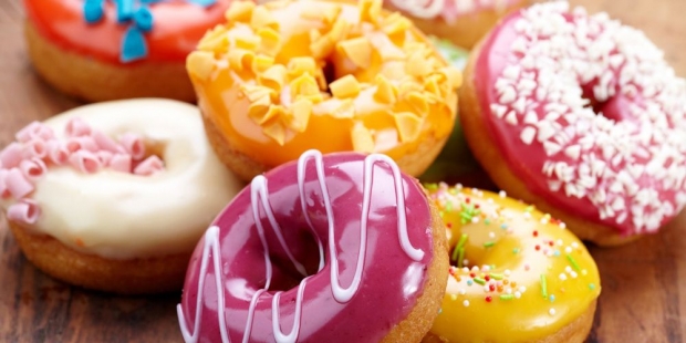 φάτε γλυκά και σνακ το πρωί