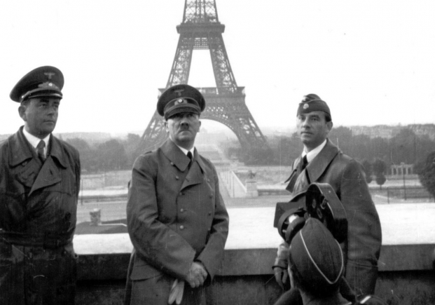  ο Χίτλερ φωτογραφίζεται με τον πύργο του Άιφελ από το Τροκαντερό 