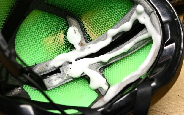 μπορούμε να χρησιμοποιήσουμε κάποιον ειδικό αφρό (muc off foam) για τον καθαρισμό του κράνους εσωτερικά, αν δεν αφαιρείται η επένδυση