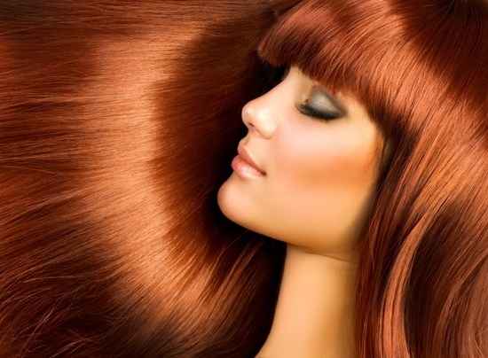  αν διατηρούμε τα μαλλιά μας υγιή, ενυδατωμένα και λαμπερά, το κόκκινο χρώμα θα διατηρηθεί για μεγαλύτερο χρονικό διάστημα ζωηρό και ζωντανό 