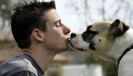 Άντρας φιλάει σκύλο