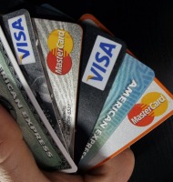 διαφορά χρεωστικής - πιστωτικής κάρτας