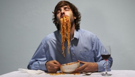 άντρας τρώει γρήγορα σπαγγέτι