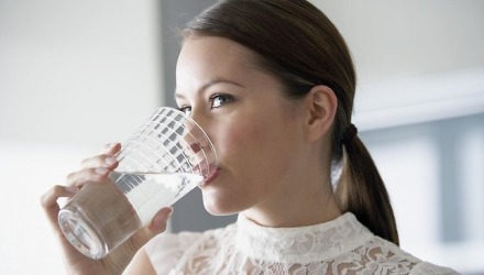 γυναίκα πίνει νερό