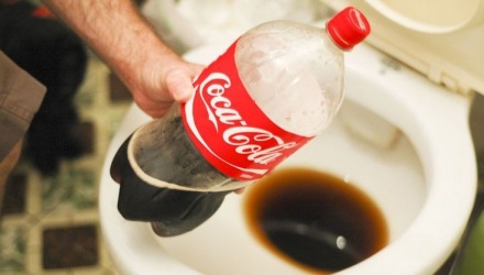 καθάρισμα λεκάνης με coca cola