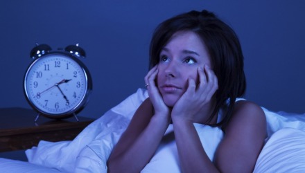 η αϋπνία είναι ένα από τα συμπτώματα της νυχτερινής υπερφαγίας