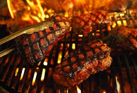 Την Τσικνοπέμπτη τρώμε ψητά κρέατα