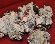 βάλτε μπάλες εφημερίδας μέσα στα τάπερ