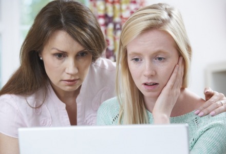οι γονείς πρέπει να συμβουλεύουν τα παιδιά για τους κινδύνους στο internet