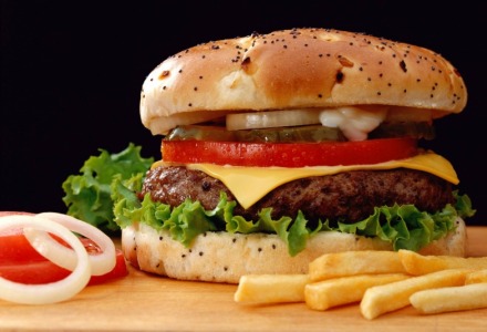 η μείωση των γευμάτων οδηγεί σε ανθυγιεινή διατροφή