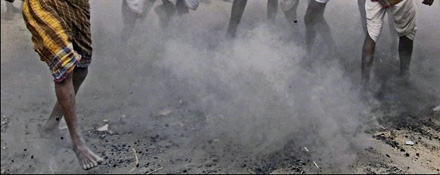 χορεύουν στα κάρβουνα