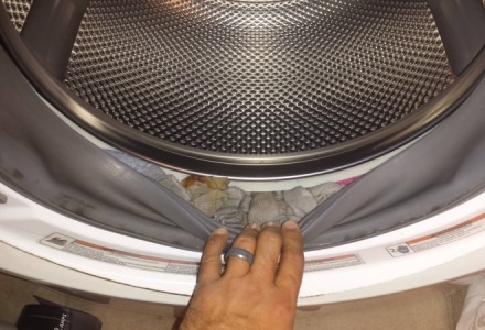 οι κάλτσες χάνονται μέσα στο λάστιχο του πλυντηρίου