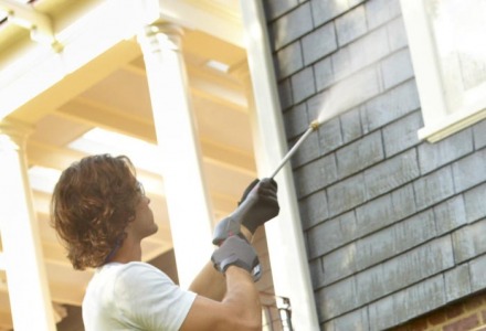 μη χρησιμοποιείτε πιεστικά στα κουφώματα