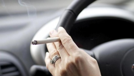 δεν καπνίζουμε μέσα στο αμάξι σε ταξίδι